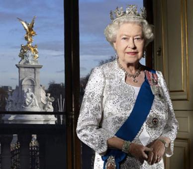 queen elizabeth diamond jubilee queen victoria memorial official portrait
